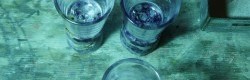 Gobelet composé d'un contenant en verre et d'un pied en Améthyste. Innovation technique dans l'assemblage, verre et minéralogie.