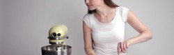 Le mixer et sa version analogue, la cuillere et un bol. L'action de tourner la cuillere dans le bol active le mixer et le control. L'action devient le bouton marche/arret.