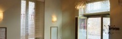 Plafond à la Française éclairé par un lustre en verre de Murano