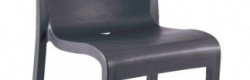 Chaise d'extérieur, décorée de motifs végétaux.